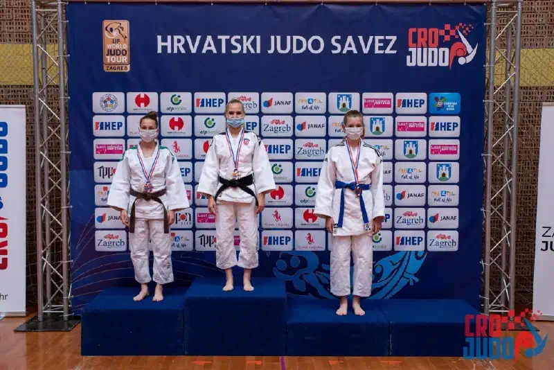 Matea Svečnjak Slika Postolja