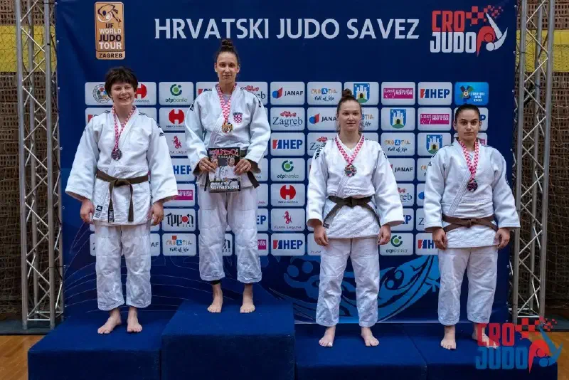 Sara Šančić Slika Postolja